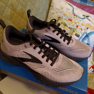 Women's Brook Revel 5 Sneakers 7.5